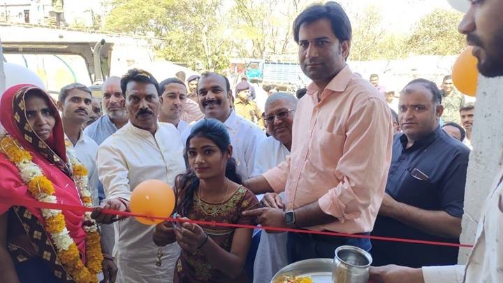 मंत्री श्री सिलावट ने प्रधानमंत्री आवास योजना के हितग्राहियों का गृह प्रवेश कराया